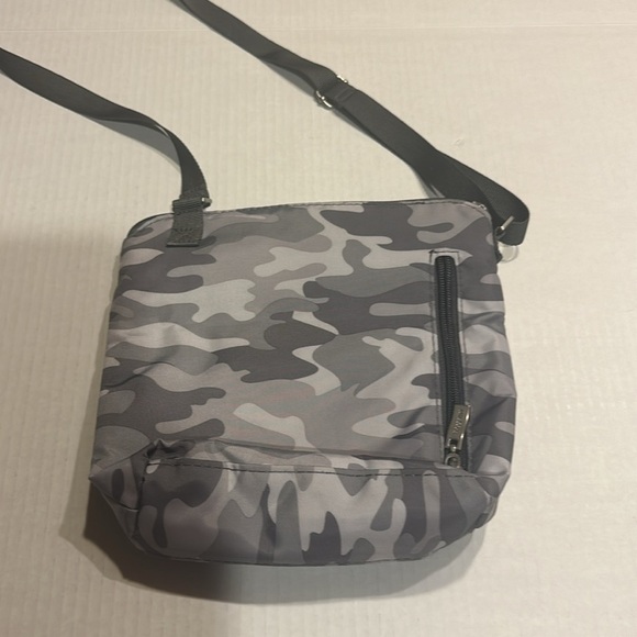 Baggallini light grey camouflage travel bag w multiple zippers pockets & strap - Picture 7 of 11